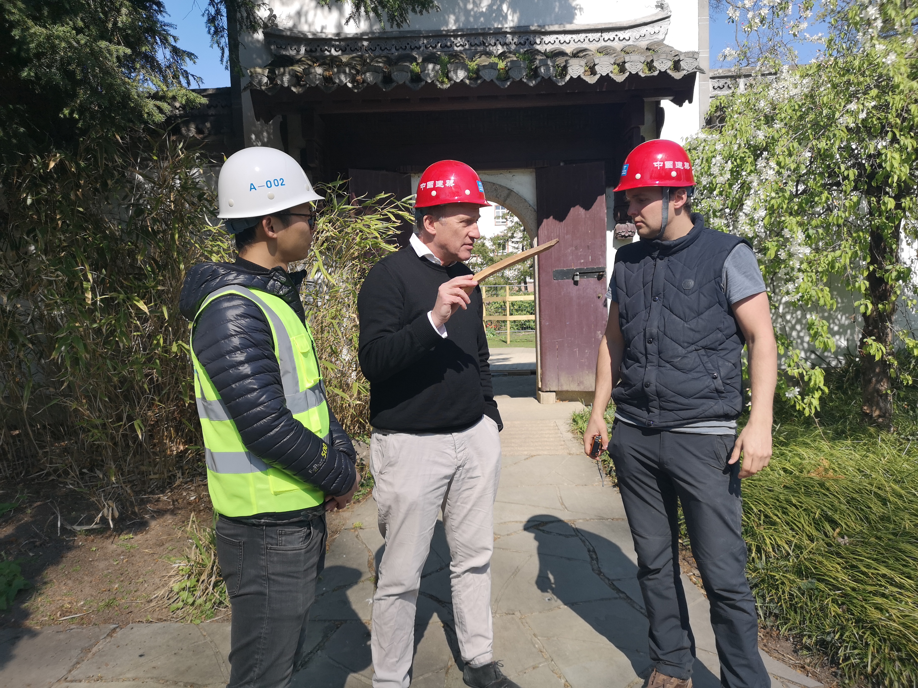 项目建筑师贝曼先生和园林局项目负责人在视察工地.jpg 项目建筑师贝曼先生和园林局项目负责人在视察工地.jpg